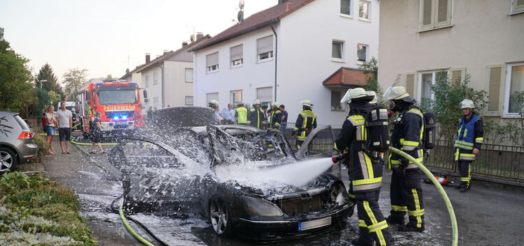 Mercedes brennt komplett aus. Eine Mercedes S-Klasse ist am Donnerstagabend in Kirchheim komplett ausgebrannt. An dem 15 Jahre a