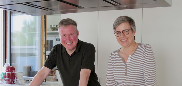 Jörg Ilzhöfer und Susanne Kränzle in der Küche des Hospizes Esslingen. Foto: Ulrike Rapp-Hirrlinger