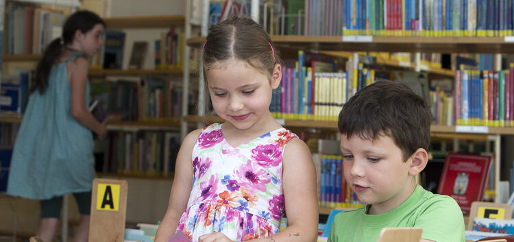 Desiree Maurer und Kids vor der Stadtbücherei (Kinderveranstaltungen, Kinderbücherei)