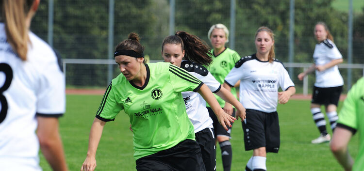Grün am Drücker: Die Weilheimer Fußballerinnen (am Ball Neuzugang Simone Prunkl) haben ihr letztes Vorbereitungsspiel bei der SG