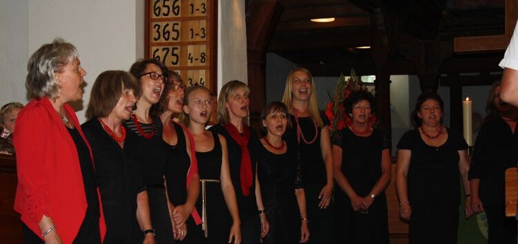 Mit den Liedern den Herrn gelobt haben die Sängerinnen des Gesangsvereins Liederkranz Unterlenningen in der Oberlenninger Kirche