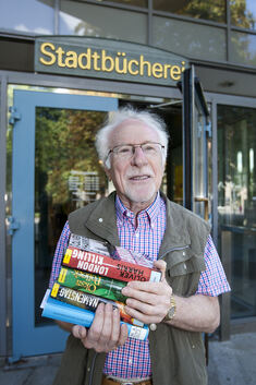 Erich Traier nutzt nicht nur die Bücher in Kirchheim: Oft bestellt er sie auch per Fernleihe.Foto: Jean-Luc Jacques