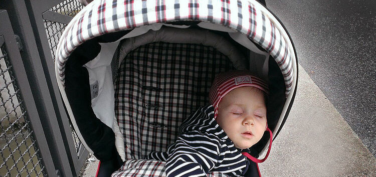 Baby schläft im Kinderwagen