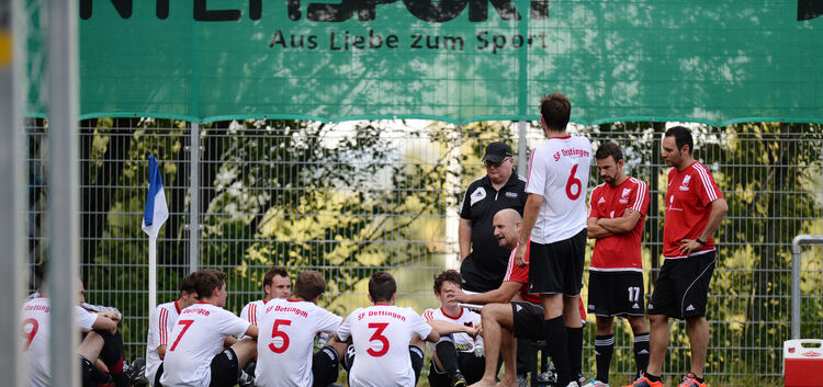 Lagebesprechung: SFD-Coach Heiko Blumauer und sein Team (hier beim Teckbotenpokal) tüfteln noch an einem Plan für das Spiel gege