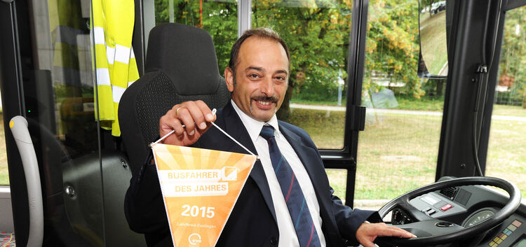 Fotios Choneftidis freut sich über die Auszeichnung zum Busfahrer des Jahres.Foto: Kaier