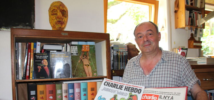 Samy Virmoux mit den beiden Charlie-Hebdo-Ausgaben: links eine Ausgabe vom Juni 2015 und rechts die erste Ausgabe unter dem heut