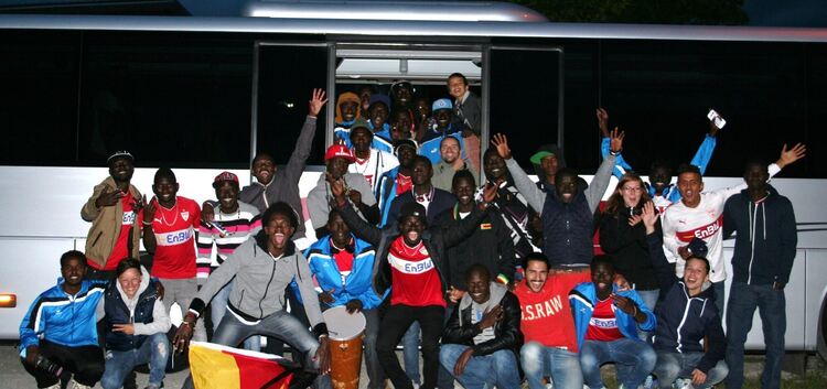 Das Leben im Container für einen Moment vergessen: Die TG-Flüchtlings-Elf aus Gambia feiert den VfB in Crailsheim auf ihre Weise