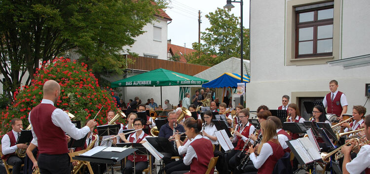 Mit zünftiger Blasmusik spielte der Schlierbacher Musikverein beim Dorffest zum Frühschoppen auf.Foto: Volkmar Schreier