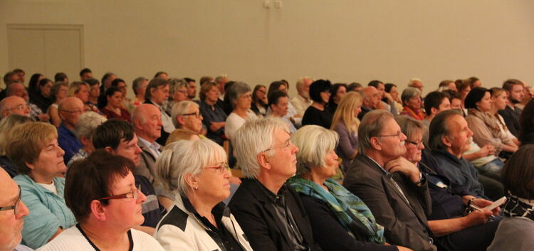 Zahlreich kamen die Zuhörer in die Dettinger Schlossberghalle, um sich über das Thema Sterbehilfe zu informieren. Foto: KVBW