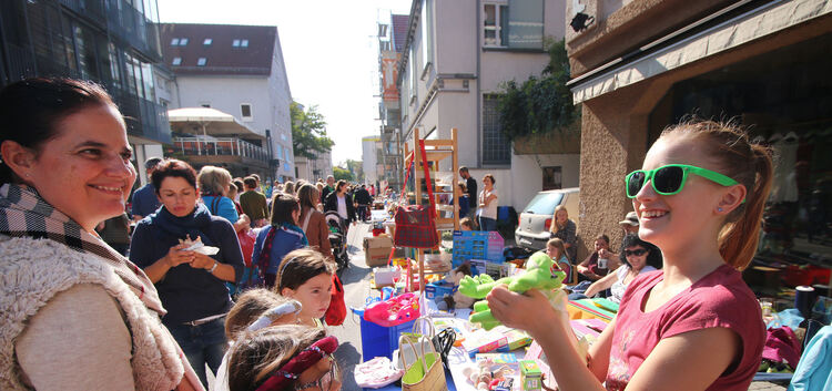 Auf dem Kinder- und Jugendflohmarkt bei den Goldenen Oktobertagen wird um Waren gefeilscht. Foto: Jörg Bächle