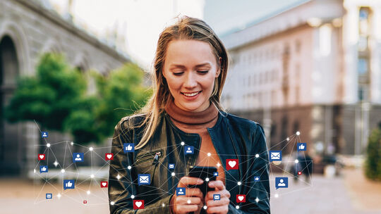 Symbolbild Frau Social Media