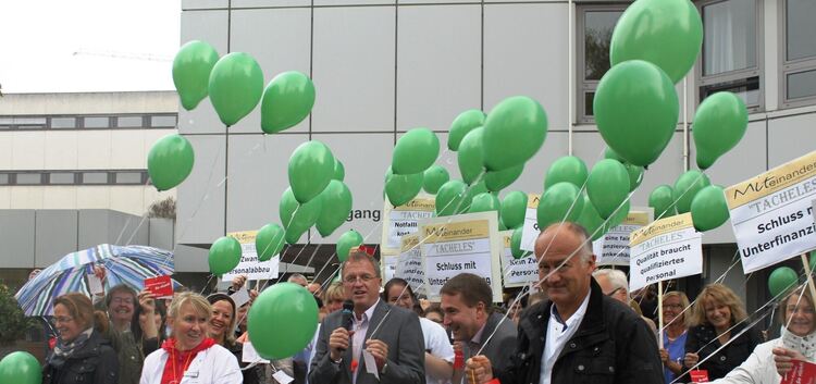 Mitarbeiter der Kreiskliniken Esslingen haben in Kirchheim, Nürtingen und Ruit gegen das neue Krankenhausstrukturgesetz protesti