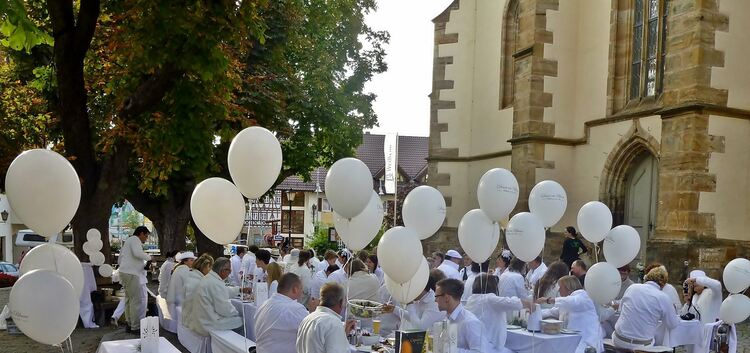 Ein außergewöhnliches Ambiente herrschte dank des ersten „Diner en Blanc“ unter den Kastanien neben dem Weilheimer Peterskirche.