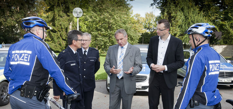 Innenminister besucht Polizei: Reinhold Gall (Mitte) im Gespräch mit Kirchheims Revierleiter Pitzinger (Zweiter v. l.) und Andre