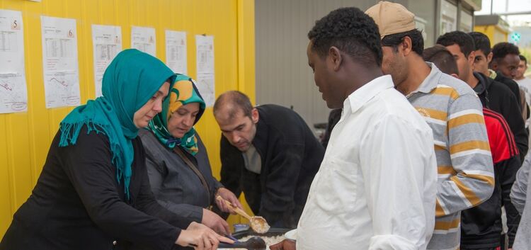 Schlange stehen für Fleisch und Reis: Zum Islamischen Opferfest kochen die Frauen von "Güldeste" für rund 125 Flüchtlinge in Wei
