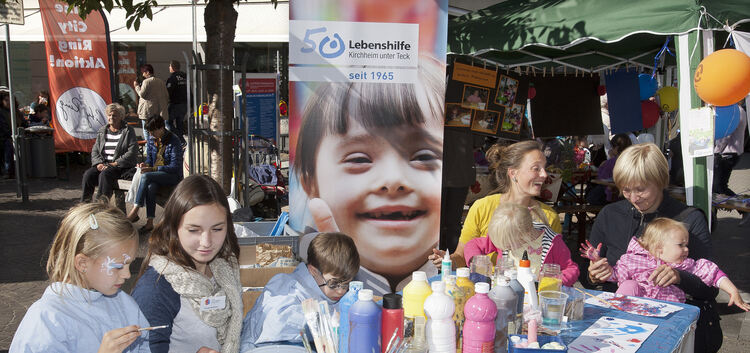 Gemeinsam mit dem Mehrgenerationenhaus Linde band die Kirchheimer Lebenshilfe auf dem Marktplatz für ihren Aktionstag zu den Gol