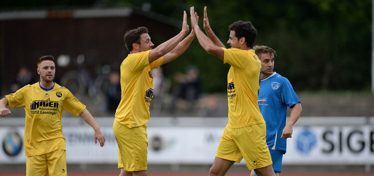 Abklatschen nach einem Treffer: VfL-Spielertrainer Markus Schweizer (links) und Angreifer Kai Hörsting.Foto: Deniz Calagan