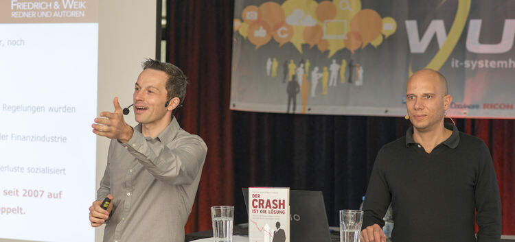 Marc Friedrich (links) und Matthias Weik bei ihrem Vortrag beim WUD-Unternehmertag zum Thema „Der Crash ist die Lösung“. Foto: P