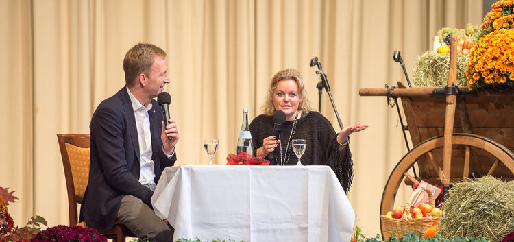 SWR-Moderator Martin Seidler beim Gespräch mit der Autorin Petra Durst-Benning. Foto: Deniz Calagan