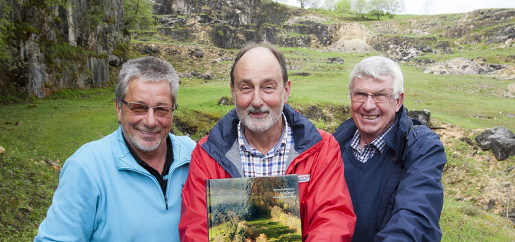 Dieter Ruoff, Dr. Wolfgang Wohnhaus und Rainer Enkelmann (von links) präsentieren ihr gemeinsames Werk „Im Herzen der Alb“.Foto: