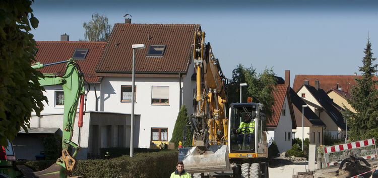 Die Bauarbeiten im hinteren Bereich der Ohmdener Schulstraße sind derzeit voll im Gange. Polier Marcel Grois demonstriert ein St