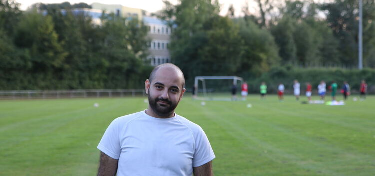 Firas Abu Khraish auf dem Platz des Erwin-Walter-Stadions des Turnerbunds Neckarhausen.  Foto: Erb