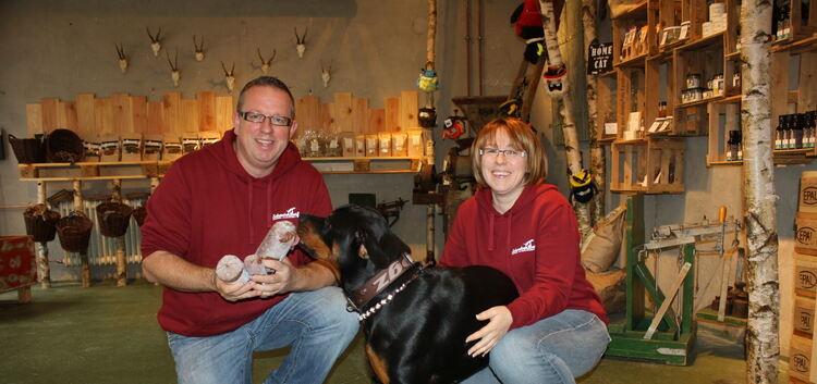 Agnes und Michael Krebst mit Rottweilerhündin Bou vom Nachtwächter in ihrem Laden