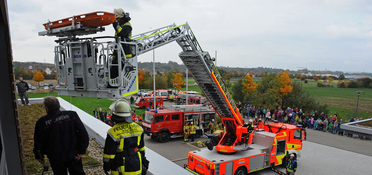 Reibungslose Zusammenarbeit: Bei der Feuerwehrübung in der Dettinger Verbundschule arbeiteten rund 150 Einsatzkräfte aus acht Fe