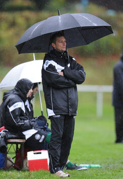 Ein Bild ohne Symbolwert: Trainer Viktor Oster steht in Nabern derzeit nicht im Regen. Seine Mannschaft ist Tabellenzweiter.Foto