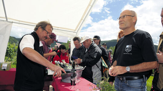 Weinwandertag NeuffenHelmut Dolde beim Ausschank .