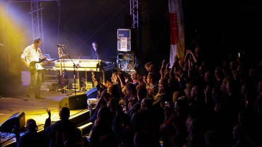 Blues-Rock Band "The Brew" spielt beim Rollschuhplatz Open Air whrend dem Stadtfest. Bassist Tim Smith.