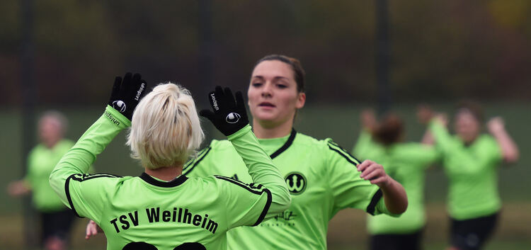 Jubel über den Ausgleich: Nach Nadine Enochs Treffer zum 1:1 glaubten viele in der Weilheimer Mannschaft noch an eine mögliche Ü