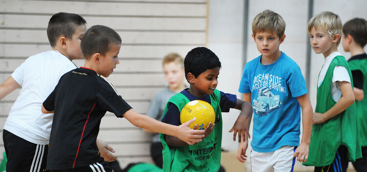 Ran an den (Hand)Ball: Der Grundschulaktionstag wird heute tausende Schüler in die Sporthallen locken. Foto: Brändli