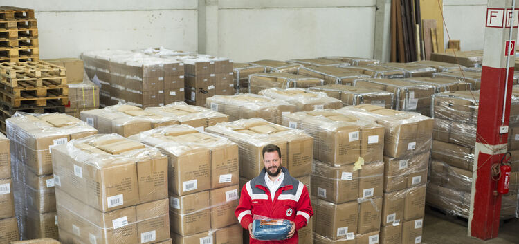 Björn Vetter mit einem Schlafsack; hinter ihm in den Kartons lagern noch mehr als 10¿000 weitere.Foto: Peter Dietrich