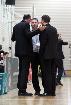 Trainer Michael Mai (links) und sein Assistent Benjamin Zieker im Gespräch mit dem Schiedsrichter. Beide Unparteiischen reagiert