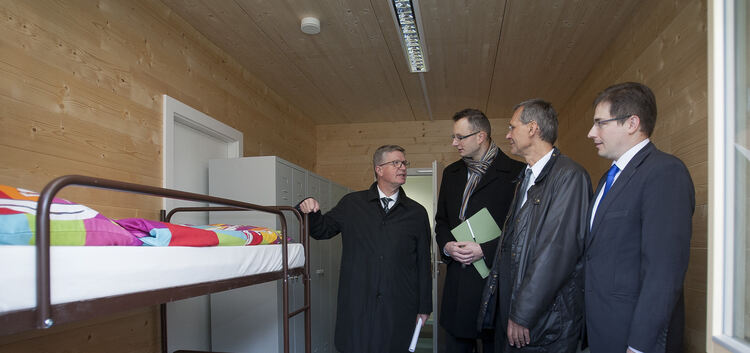Ministerialdirektor Hammann, Landrat Eininger und Bürgermeister Kuttler präsentieren die Gemeinschaftsunterkunft in Hochdorf: 24