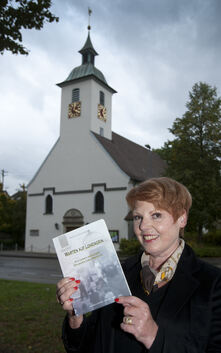 Das Elternhaus von Bianca Schlosser stand gegenüber der Ötlinger Kirche. Sie hat in dem Buch „Warten auf Lohengrin“ ihre Familie