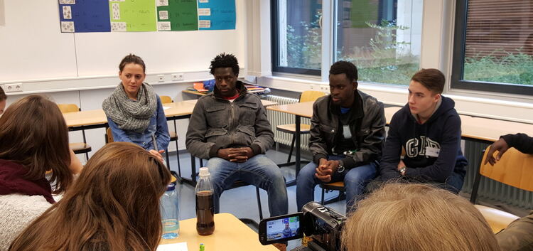 Für ihren Film interviewen die europäischen Schüler Flüchtlinge aus Gambia. Foto: Claudia Häfner