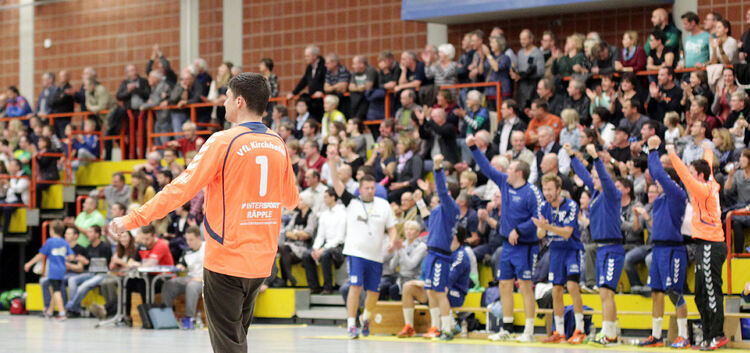 Die Nummer eins jubelt, der Rest auch: David Pisch und die VfL-Handballer feiern beim 29:19 einen deutlichen Derbysieg. Foto: Ge