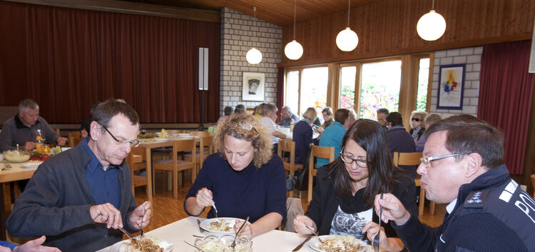 Beim ökumenischen Mittagstisch im Oberlenninger Gemeindehaus sitzen verschiedene Generationen an einem Tisch. Fotos: Jean-Luc Ja