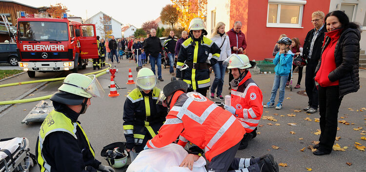 Bei der Schauübung im Ötlinger Salbeiweg erlitt ein Feuerwehrmann einen simulierten Kreislaufkollaps. Seine Kameraden und die He