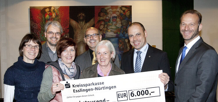 Auf dem Foto sind zu sehen (von links): Heidrun Sigel, Thomas Kubetschek, Andrea Hobelsberger (Kinderhospizdienst), Kurt Denzel