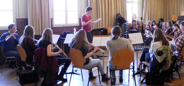 Der Kirchheimer Steffen Münster probt für sein Musical mit Musikern der Musikschule in Backnang. Foto: Miklos Vajna