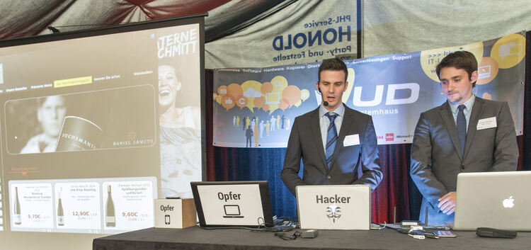 Florian Greinert (links) und Florian Demaku zeigen beim WUD-Unternehmertag, wie man andere Rechner und Firmen angreifen kann. Hi