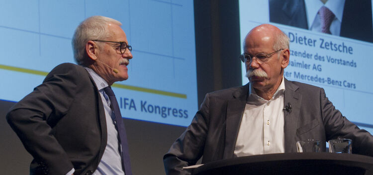 Sie sehen prächtigen Zeiten für die Automobilbranche entgegen: Willi Diez (links) im Gespräch mit Daimler-Chef Dieter Zetsche.Fo