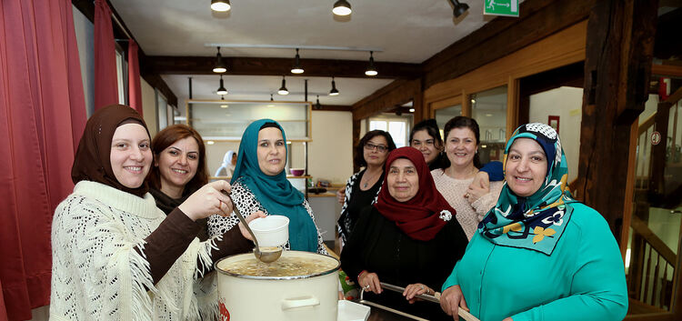 Die türkische Frauengruppe „Güldeste“ lud zum Aschura-Fest ins Weilheimer Bürgerhaus ein. Foto: Daniela Haußmann