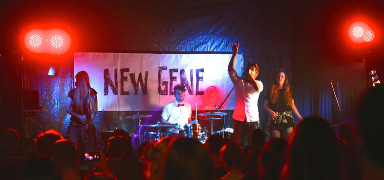Tadi, Manuel, Simon und Naemi (von links nach rechts) von „New Gene“ verwandeln bei der Release-Party ihres neuen Albums das Kir
