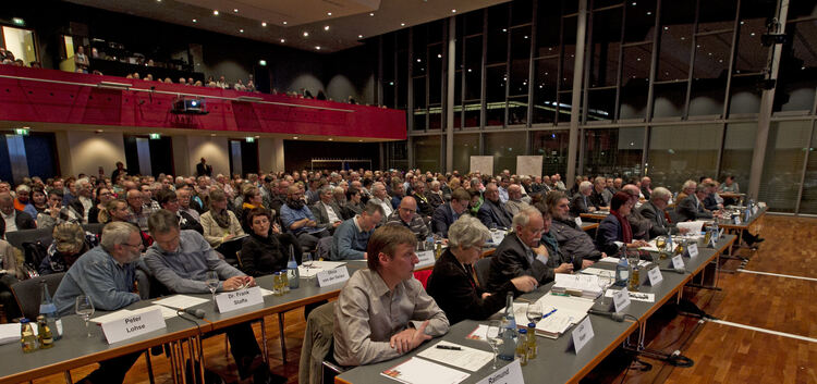 Groß war das Interesse der Bevölkerung an der öffentlichen Gemeinderatssitzung in der Nürtinger Stadthalle. Foto: Jürgen Holzwar