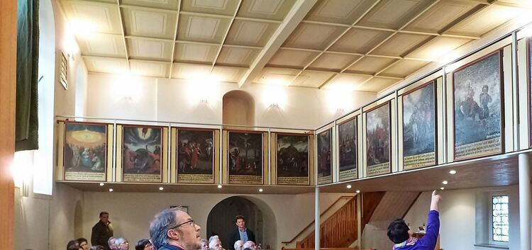 Sigrid Dolde erklärt, was es mit den insgesamt 20 Gemälden in der Ohmdener Dorfkirche „Sankt Cosmas und Damian“ auf sich hat. Fo