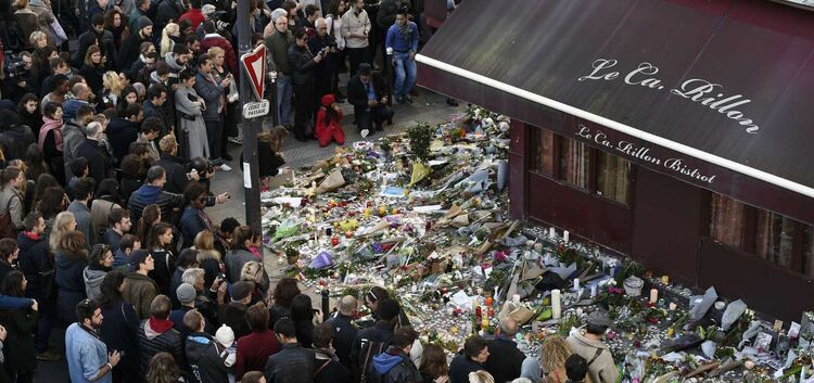 Am Tag danach: Die Franzosen trauern um die vielen Opfer.Foto: Alain Jocard